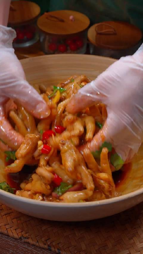 泡凤爪很多人喜欢吃学会这个泡鸡爪你就可以出摊了