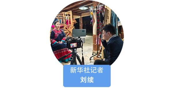 初见时,李利正在贵州省兴义市万峰林景区门店的缝纫机前缝制两套布依