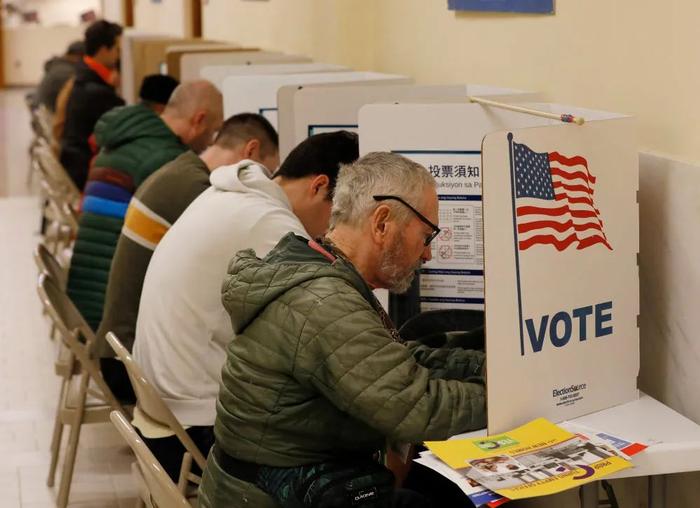 3月5日，选民在美国旧金山一个投票站内投票。新华社发（李建国摄）