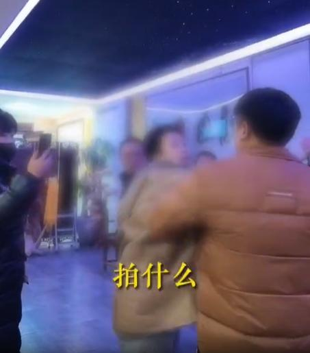 游客在西安乘出租车遭遇套路购被诱导购买上万元字画