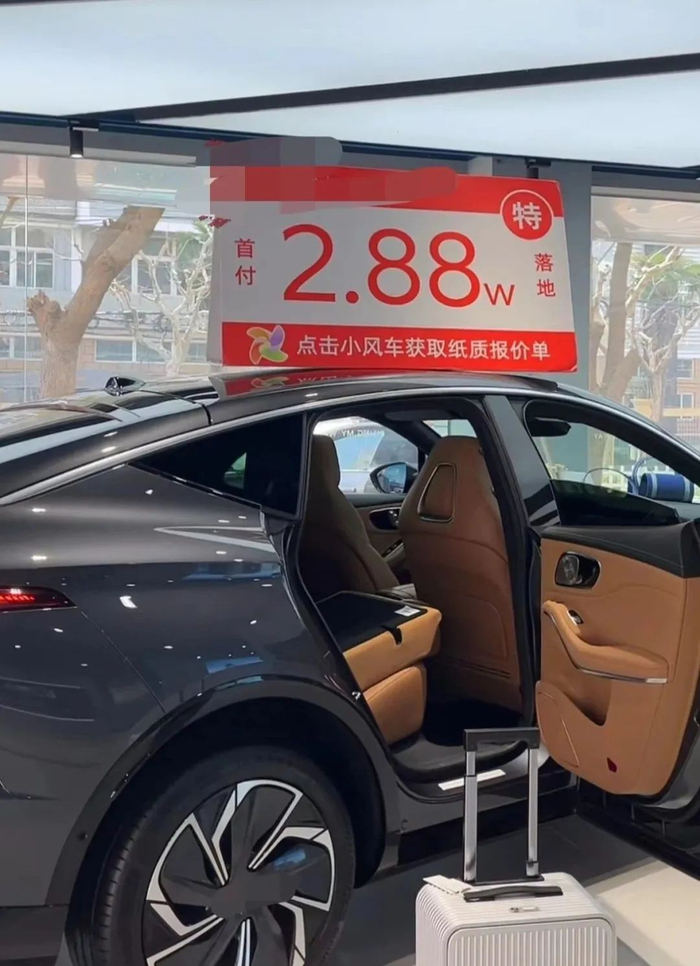 新能源汽车价格战成为热门话题如今,走进我市大型综合购物中心,映入
