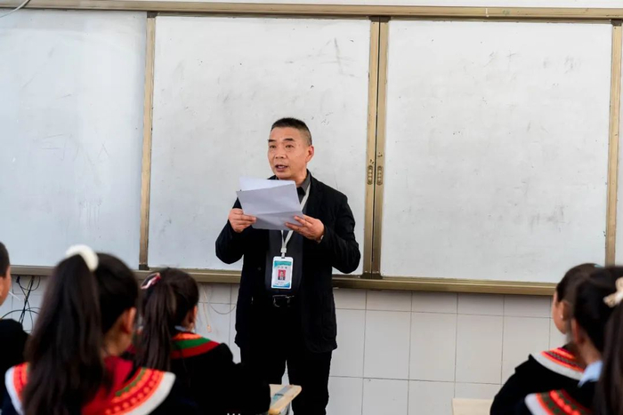 美姑县民族初级中学校长付加云等出席开班仪式