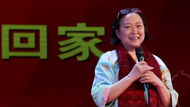 台湾老艺人方芳多张童年照曝光看到她妈妈才知家教有多重要