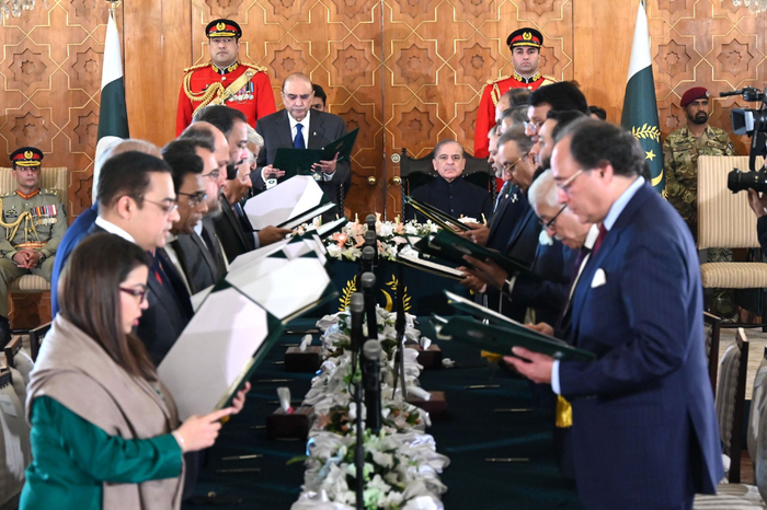 巴基斯坦新内阁成员宣誓就职|巴基斯坦|伊斯兰堡|宣誓就职_新浪新闻