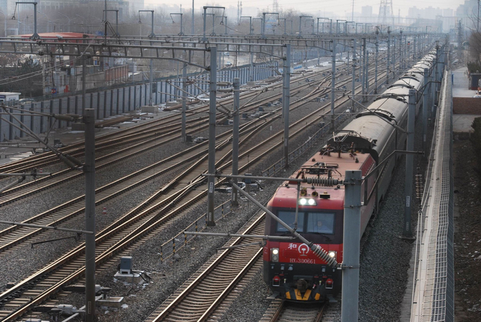 图为2024年1月20日一列普速列车正准备进入北京南站。路炳阳/摄影