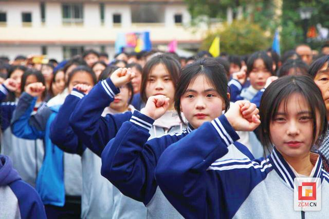 自贡市外国语学校举行高2024届成人礼暨高考誓师大会