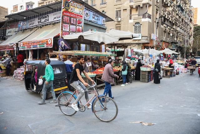 当地时间2024年3月7日，埃及开罗，在Sayyida Zeinab食品市场的食品摊贩。视觉中国 图