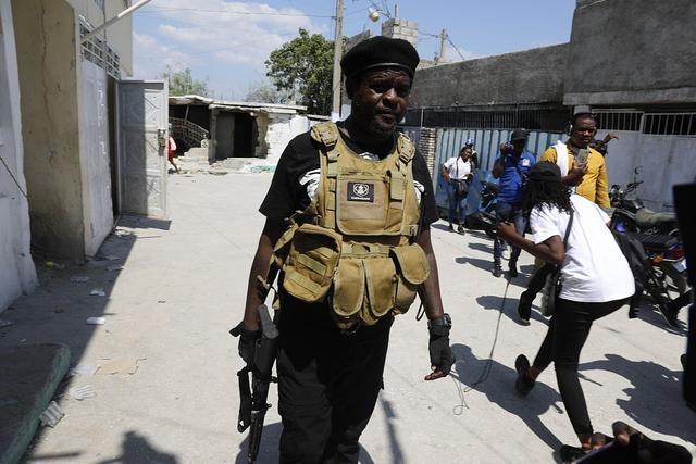 太子港遭黑帮“围城”：海地总理辞职，帮派头目发起内战威胁