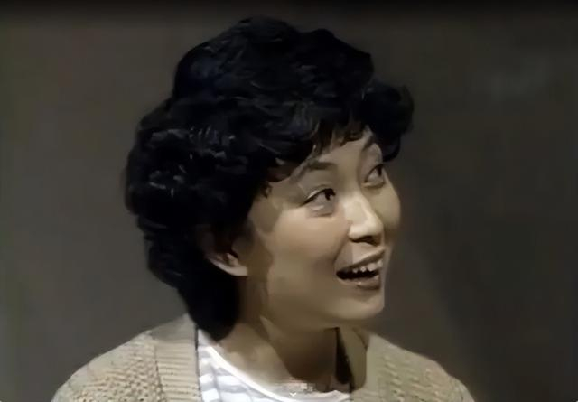 台湾老艺人方芳,多张童年照曝光,看到她妈妈,才知家教有多重要