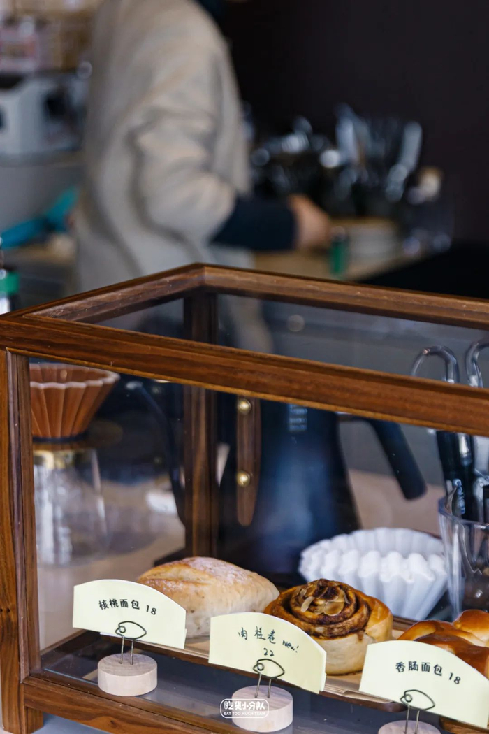 刚开不久,相当隐蔽,藏在弄堂里,名副其实的i人避风港