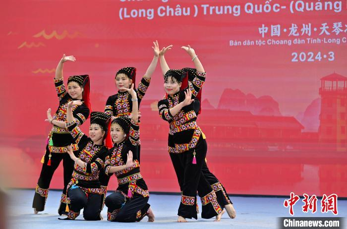 中越边民欢歌载舞共庆边关春龙节