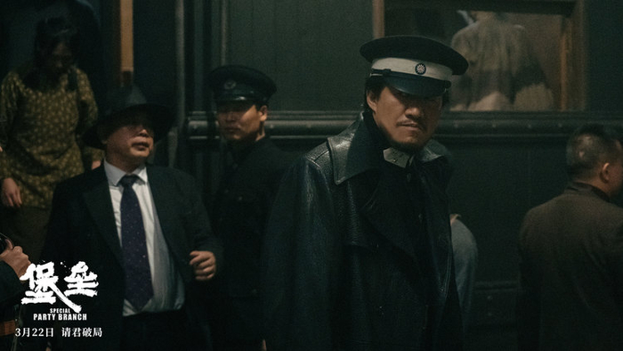 电影堡垒曝正邪交锋版海报陈明昊郭晓东双雄对决智勇交织