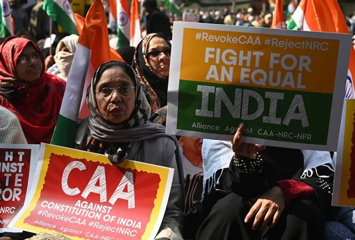 印度民众在新德里抗议CAA，举着“为平等而斗争”的标语/法新社