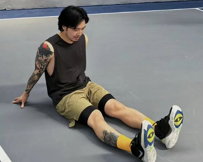 穿着License to Train打球的Sam 图源：Sam抖音账号@大三猿 视频截图