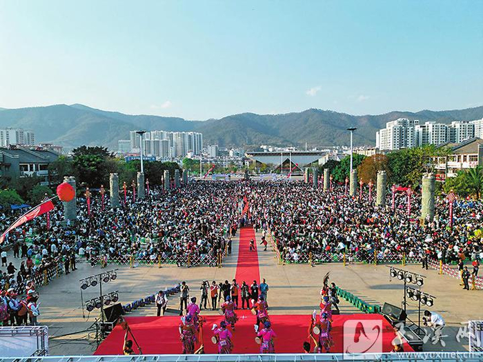 在新平县民族广场,游客品新平特色美食,领略民族风情.
