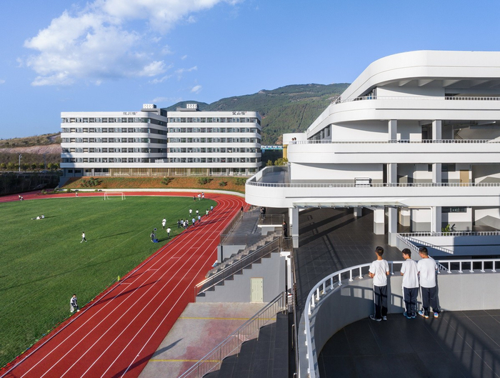 在山边眺望云朵云南省玉溪弘玉中学设计记思序产教融合研究中心