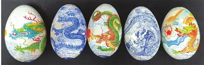 光滑洁白的鹅蛋外壳,在经过清洗,打磨后,成为了刘宝明最好的"画纸"