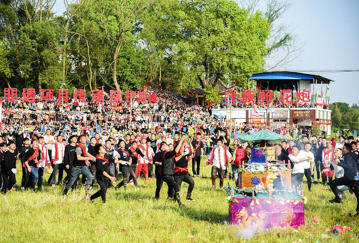     花炮点燃瞬间，选手们闻声而动，展开激烈争夺。本报记者黄红锦 摄