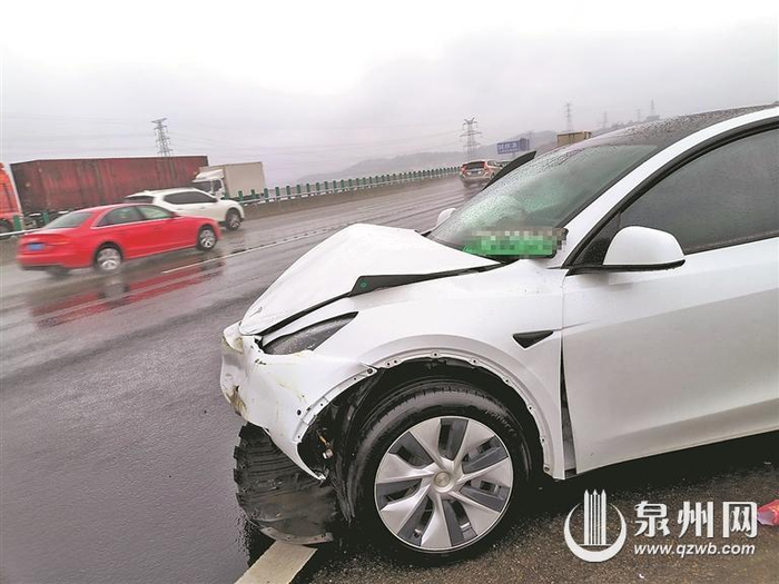 通讯员陈旖旎 文/图)近日雨水频频,高速公路交通事故增多,在一些追尾