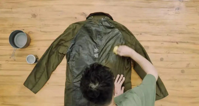 Barbour油蜡款夹克需要定期进行重新打蜡维持防水效果 图源：小红书 @Barbour