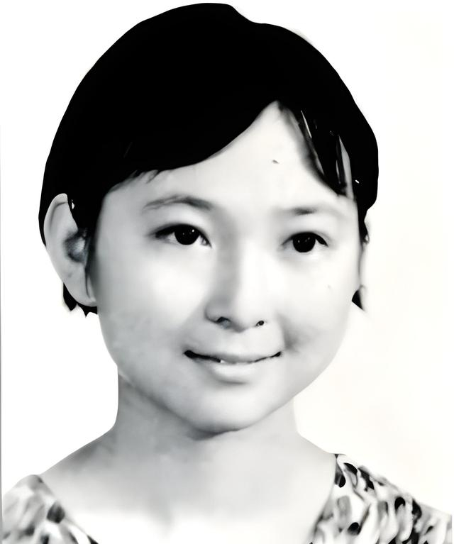 台湾老艺人方芳,多张童年照曝光,看到她妈妈,才知家教有多重要