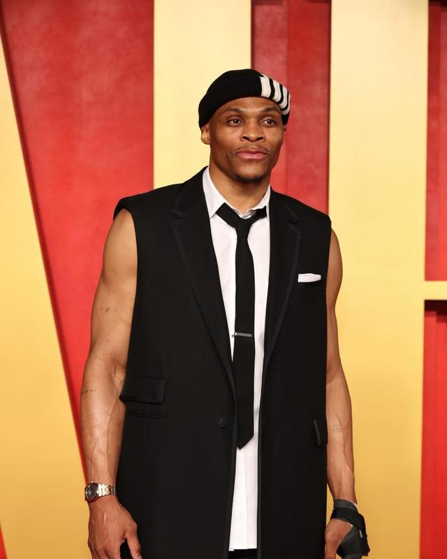 早日归来威少ins晒帅气黑白穿搭左手骨折处缠着护具