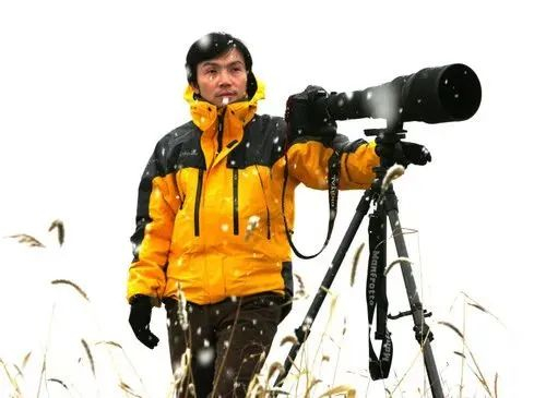 而作为摄影家,罗红在坊间被称为"中国航拍第一人",曾把个人摄影展开到