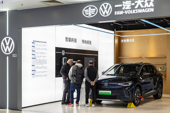 上海一家购物中心的大众展厅/社交媒体图