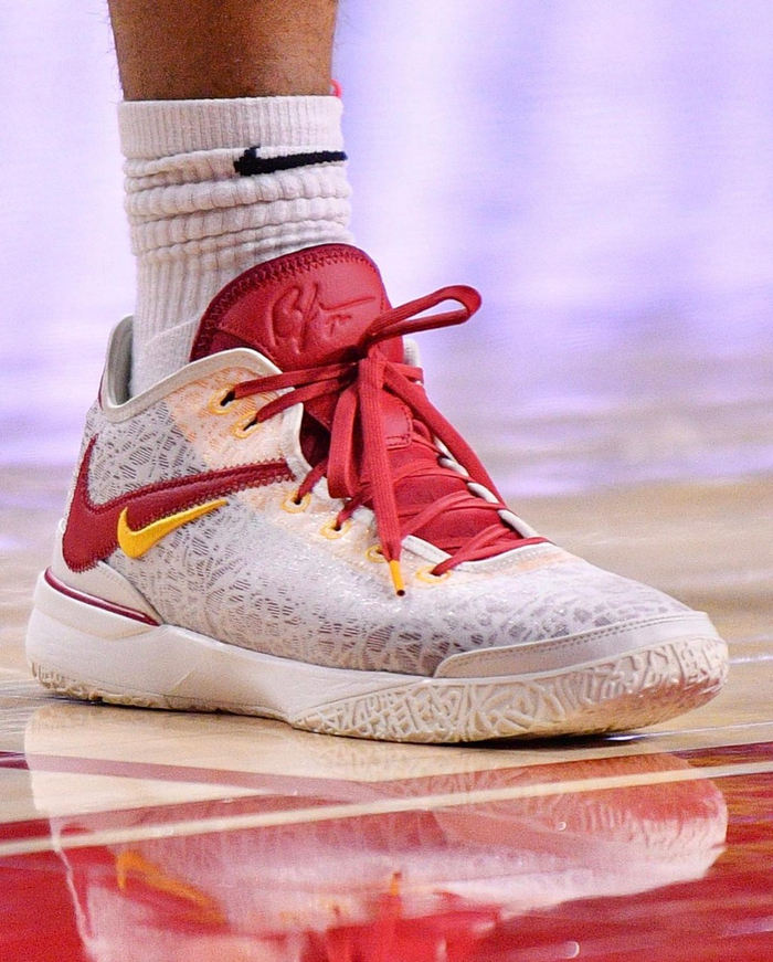 这是一双专门为他打造的 nike lebron nxxt gen usc pe 配色,还是校队