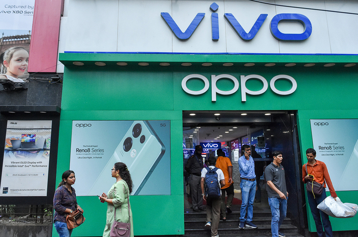 当地时间2022年7月27日,印度加尔各答,一家oppo和vivo商店.