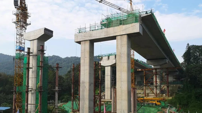 新燕尾山隧道建设现场。重庆住建供图