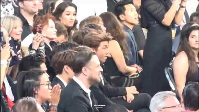 2017bts在bbmas获奖起身祝贺时号锡宝注意到翻译先生落单