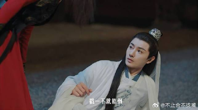 容钰弱不禁风一推就倒贺九灵吓到腿软直呼我要退婚