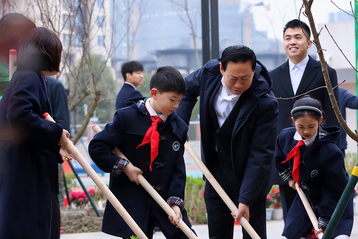 植此新绿共树未来成都市双林小学举行植树节活动