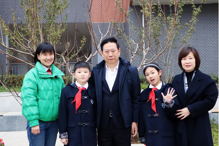 植此新绿共树未来成都市双林小学举行植树节活动