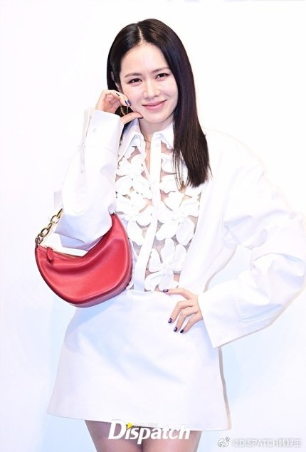 13日,演员出席了某品牌在首尔举行的宣传活动|孙艺珍_新浪新闻