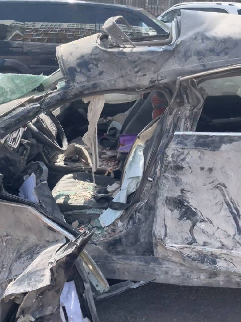 网友爆料事故后受损车辆情况多亏车里一个人都没有真的看的人心惊肉跳