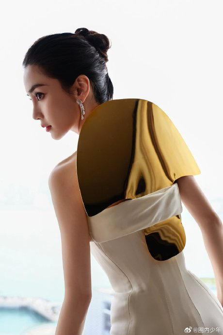 angelababy一身白色礼服受邀出席香港国际影视展,生图也挺好看的
