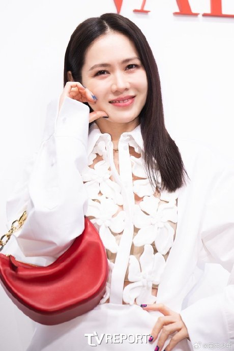 孙艺珍生图,知道自己有皱纹但也很大方的笑