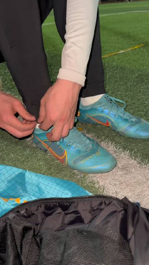 踢完球后脱下滂臭的球鞋让脚部得到充分放松