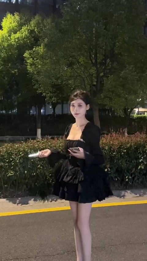 半阳现任女友朋友圈秀好身材大高个美女