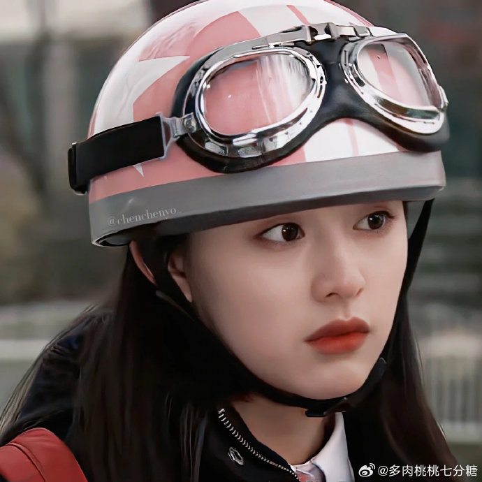 金智媛可爱了好多年 戴头盔最可爱的小女孩出现啦……_新浪新闻