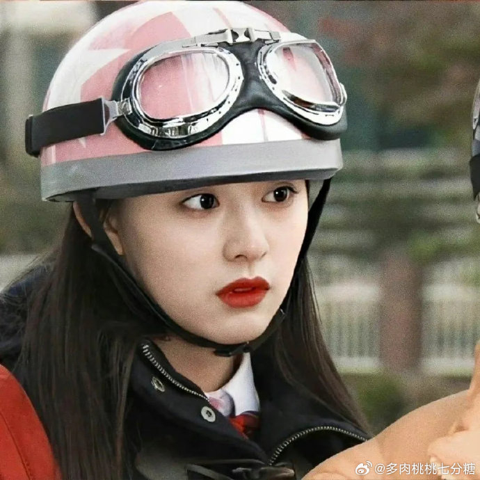 金智媛可爱了好多年 戴头盔最可爱的小女孩出现啦……_新浪新闻
