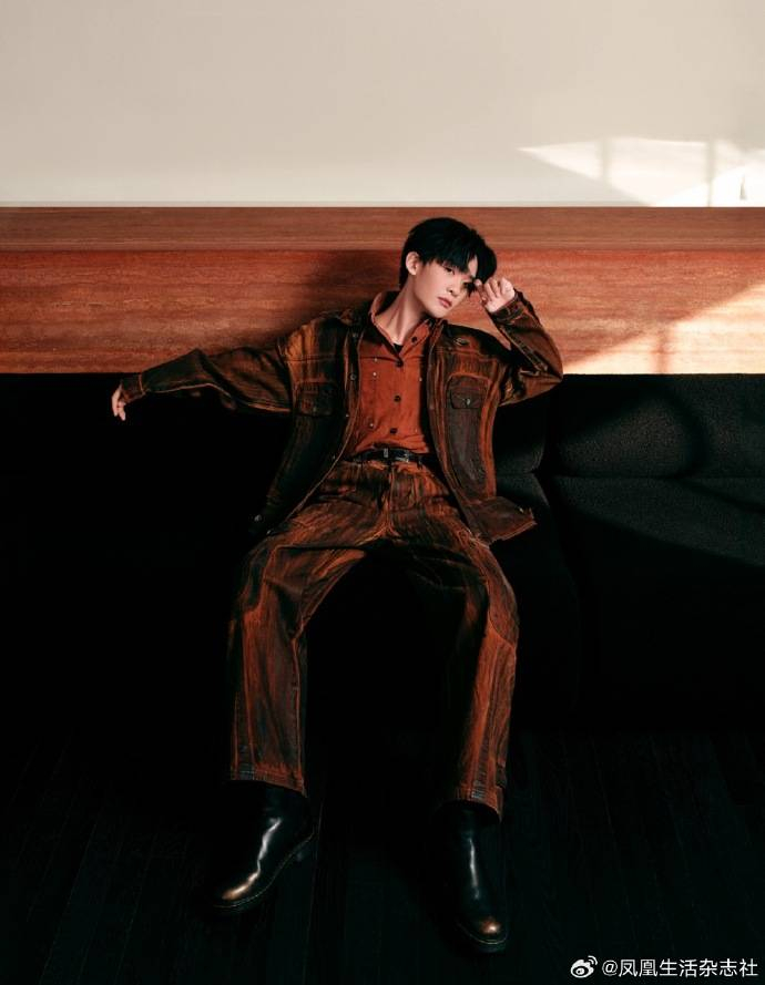 照片中,王赫野舒展地坐于沙发之上,慵懒松弛,露出侧颜,他身上自带的