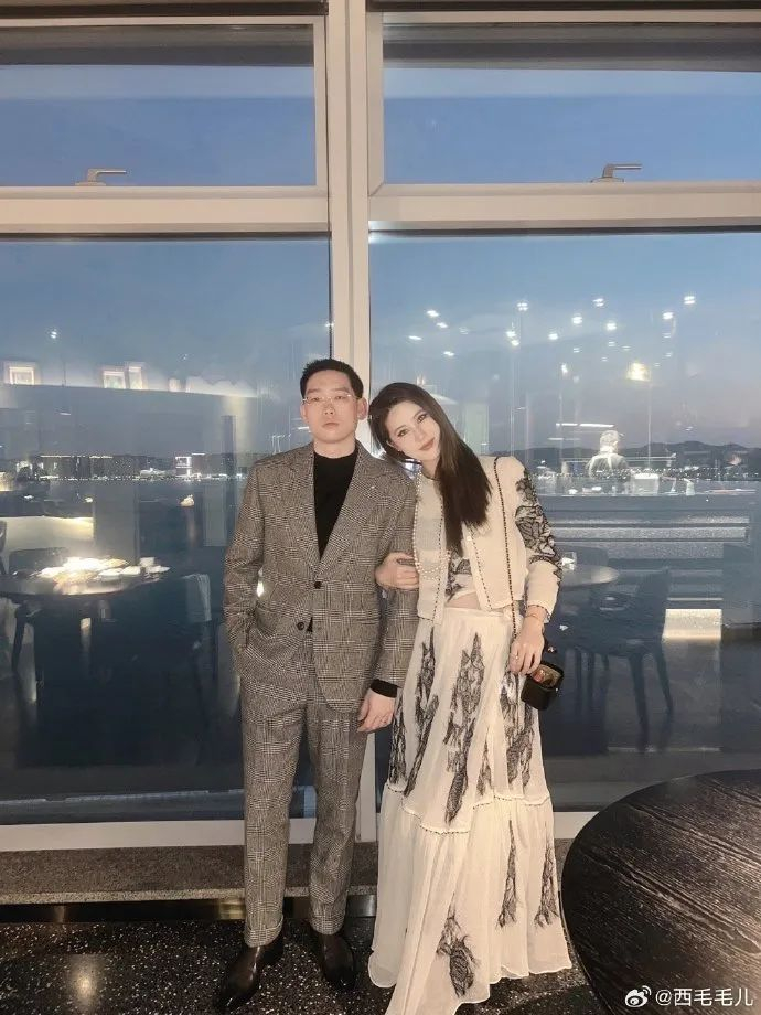 红花会boss和美女老婆现身|弹壳|红花|现身_新浪新闻