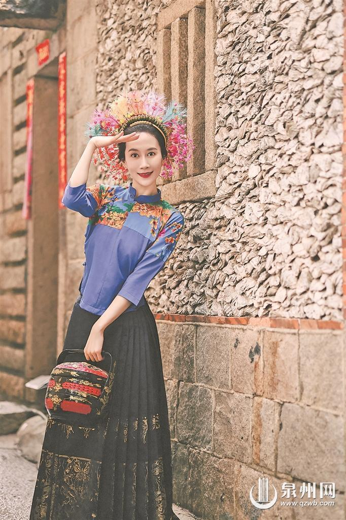 演员温峥嵘体验簪花围后爱上蟳埔希望每位女孩在这里发现更美的自己