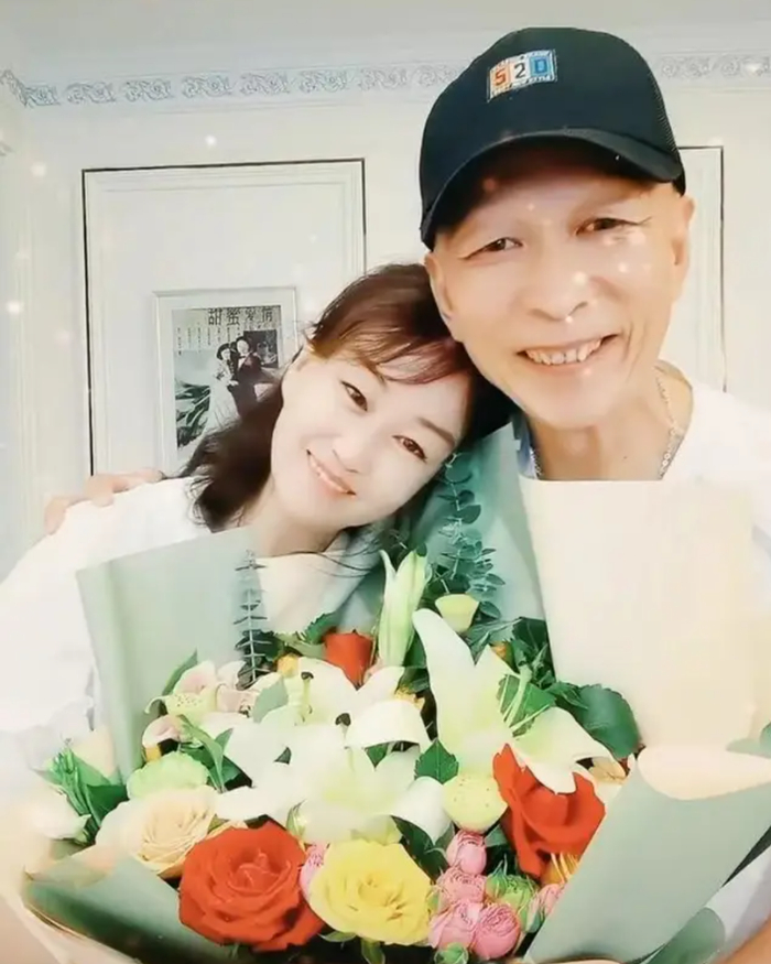 曾吓哭蒋雯丽,却与美貌妻子一见钟情,两个女儿漂亮可爱|李明|表演