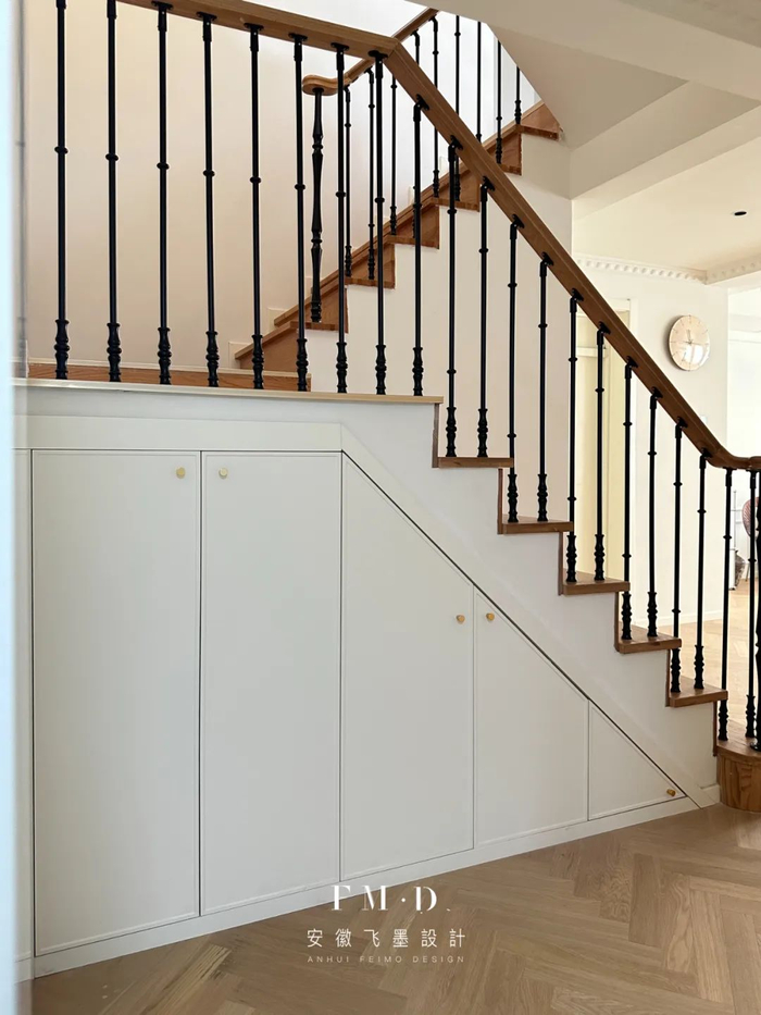 如果楼梯下方空间足够大,还可以直接划分空间做小储物间,可收纳箱包