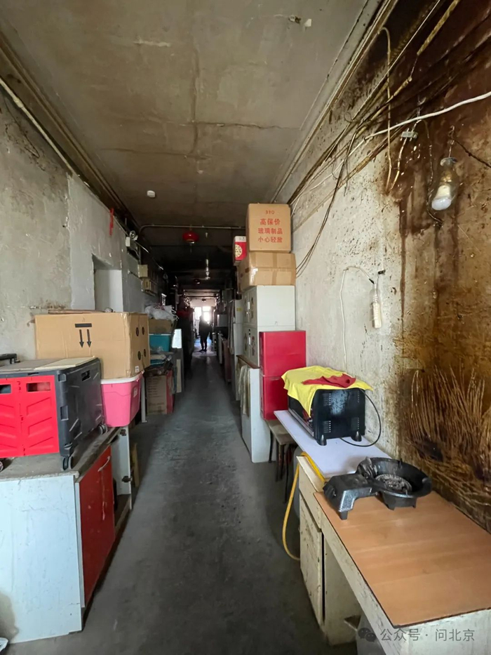 在22栋三层高红楼中,有两栋是筒子楼,楼内为公共卫生间,房屋里没有