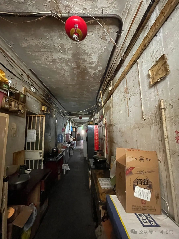 筒子楼内现状/亓玥摄居民和物业:不行,人不让挪,我们年年就是来贴通知